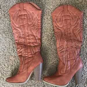 Women’s cowgirl boots size 7 NEVER BEEN WORN